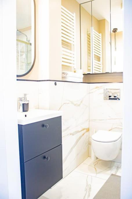 Central Apartment With Balcony And Views, Old Town, Metro 바르샤바 외부 사진